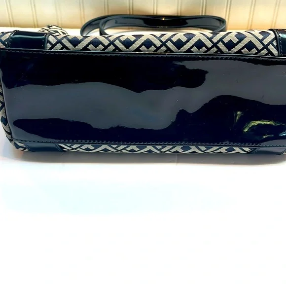 Tommy Hilfiger Signature Marineblau Canvas Tote w/Navy Patent Leather Trim - Picture 5 of 12